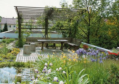 Dachgarten mit Teich und Terrasse